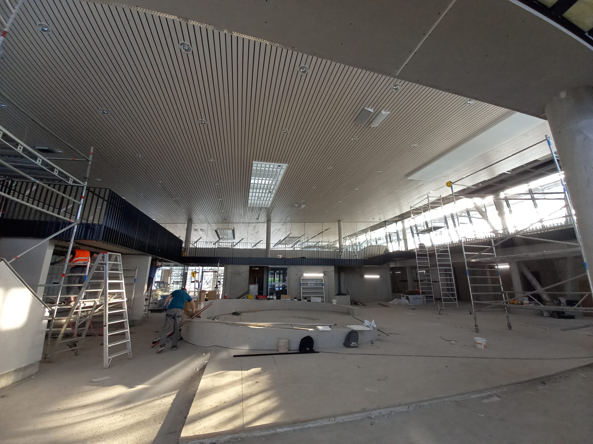 Badepark: Innenausbau macht Fortschritte - Decke in der Badehalle ist