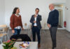 Yesim Celik, Bürgermeister Claudio Provenzano und U.P. Rhein in einem der beiden Aufenthaltsräume der Gemeinschaftsunterkunft Osterwald, sie diskutieren
