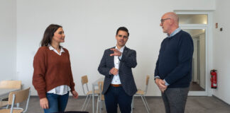 Yesim Celik, Bürgermeister Claudio Provenzano und U.P. Rhein in einem der beiden Aufenthaltsräume der Gemeinschaftsunterkunft Osterwald, sie diskutieren