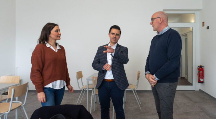 Yesim Celik, Bürgermeister Claudio Provenzano und U.P. Rhein in einem der beiden Aufenthaltsräume der Gemeinschaftsunterkunft Osterwald, sie diskutieren
