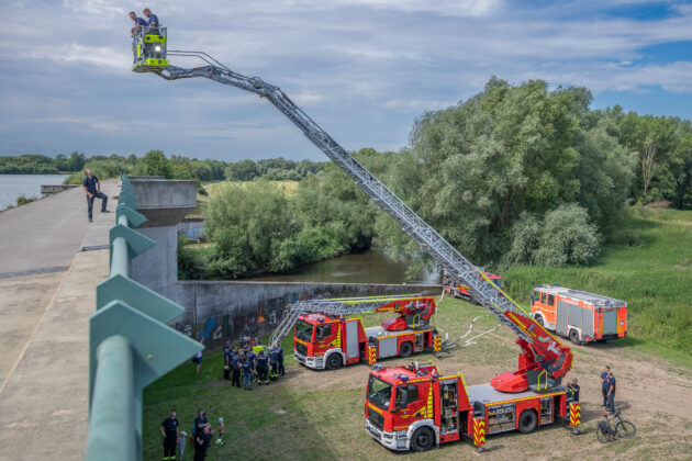 Ausbildung für die Sicherheit in Garbsen: Freiwillige Feuerwehr übt mit den neuen Drehleitern