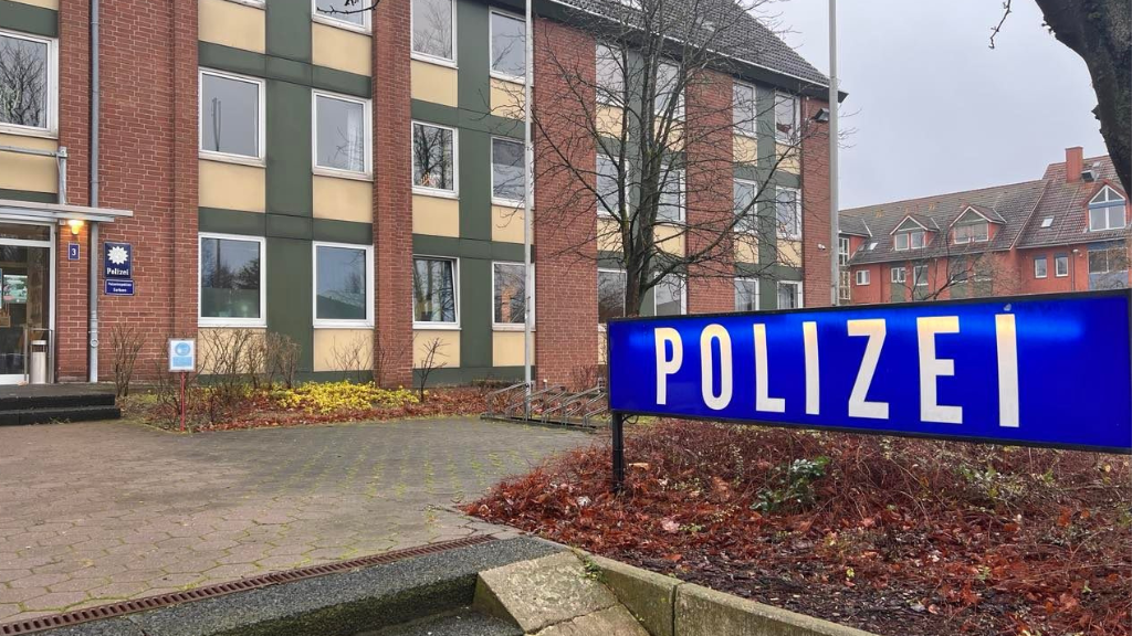 Sachbesch-digung-in-Berenbostel-Unbekannte-zerkratzen-zehn-geparkte-Autos