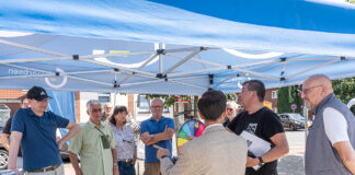 Zahlreiche Bürgerinnen und Bürger nutzten die Gelegenheit, um ihre Anliegen und Fragen direkt an den Bürgermeister zu richten.