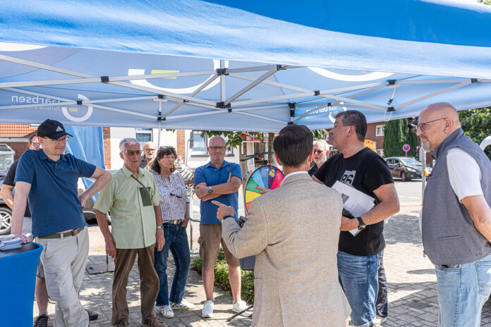 Zahlreiche Bürgerinnen und Bürger nutzten die Gelegenheit, um ihre Anliegen und Fragen direkt an den Bürgermeister zu richten.