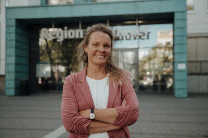 Eva Bender als Spitzenkandidatin der SPD für die Regionspräsidentin Die SPD geht mit Eva Bender als Spitzenkandidatin für das Amt der Regionspräsidentin in den Wahlkampf. Der bisherige Regionspräsident Steffen Krach kandidiert als Bürgermeister für Berlin