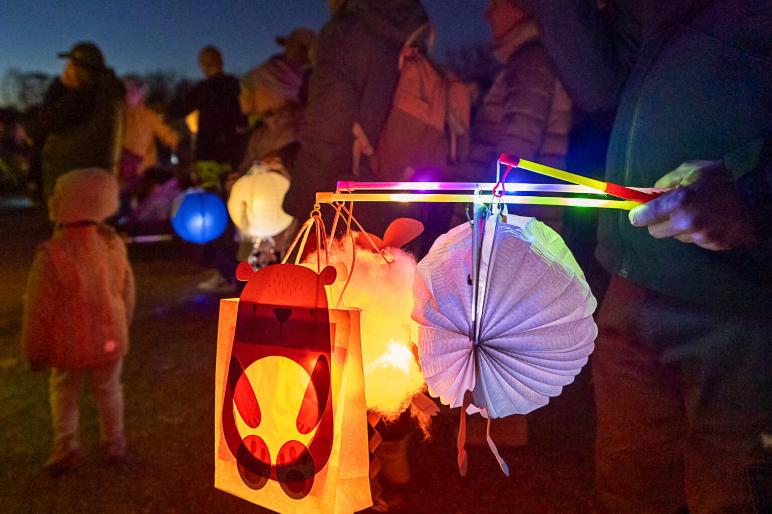 Laternenumzug in Heitlingen: Ein traditionelles Fest mit Musik und Leckereien zieht zahlreiche Besucher an.