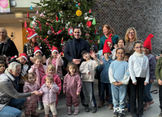 Strahlende Kinderaugen im Rathaus – Tagespflege-Kinder schmücken erstmals den großen Weihnachtsbaum