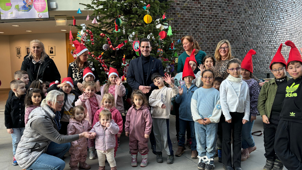 Strahlende-Kinderaugen-im-Rathaus-Tagespflege-Kinder-schm-cken-erstmals-den-gro-en-Weihnachtsbaum