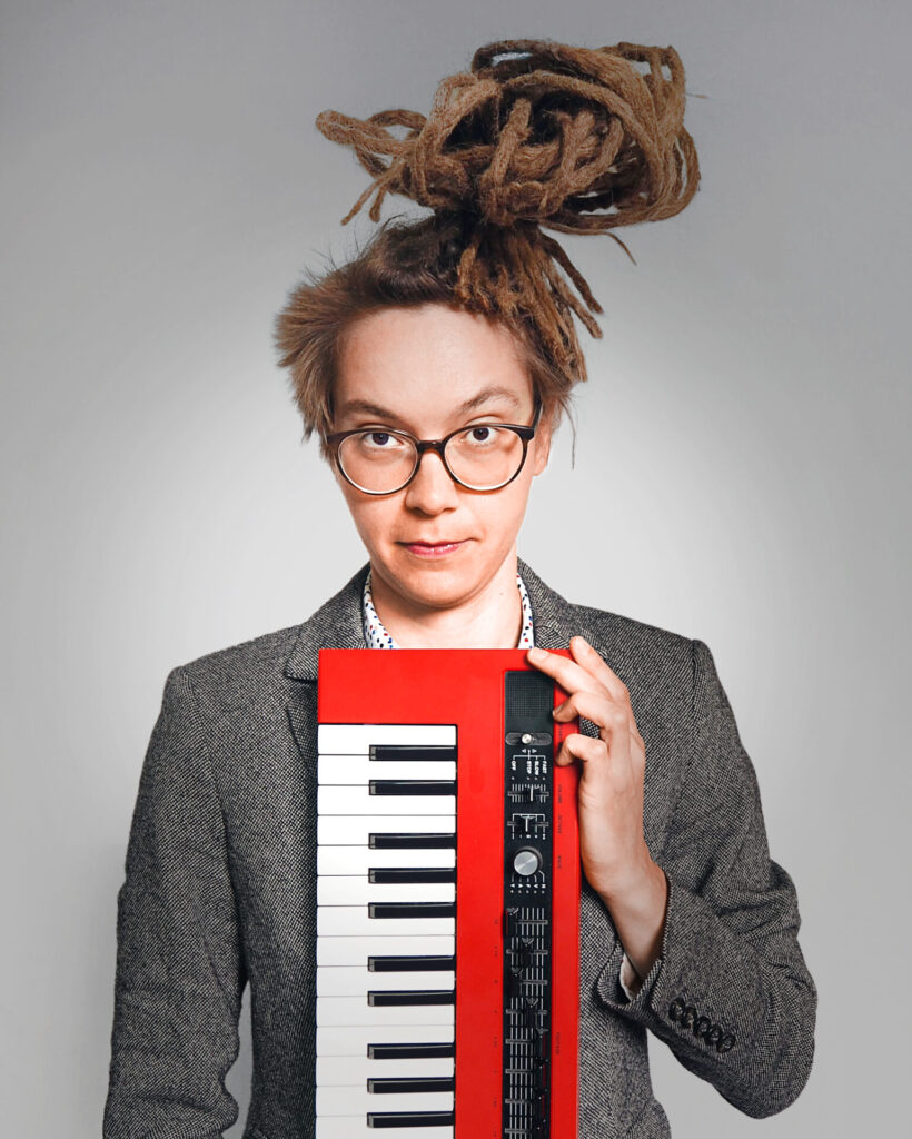 Marie Diot mit ihrem Programm „Unwahrscheinliche Hits“ in der Aula am Planetenring