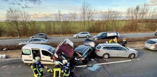 Verkehrsunfall auf der A2 – fünf Pkw beteiligt, MANV-Alarmierung ausgelöst. Sechs Personen leicht verletzt, Rettungskräfte im Einsatz