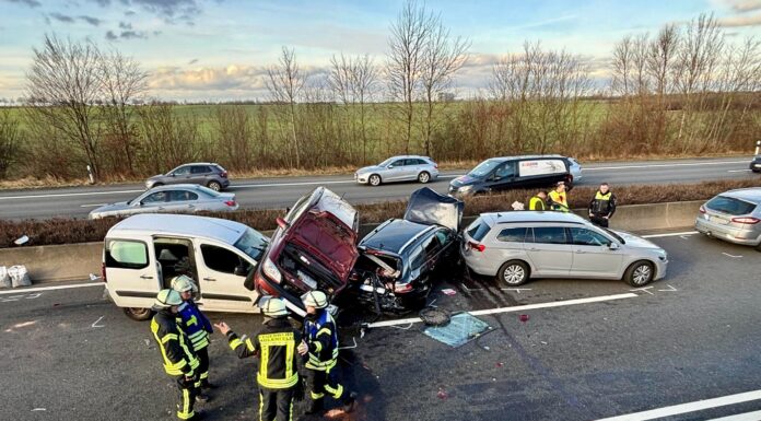 Verkehrsunfall auf der A2 – fünf Pkw beteiligt, MANV-Alarmierung ausgelöst. Sechs Personen leicht verletzt, Rettungskräfte im Einsatz