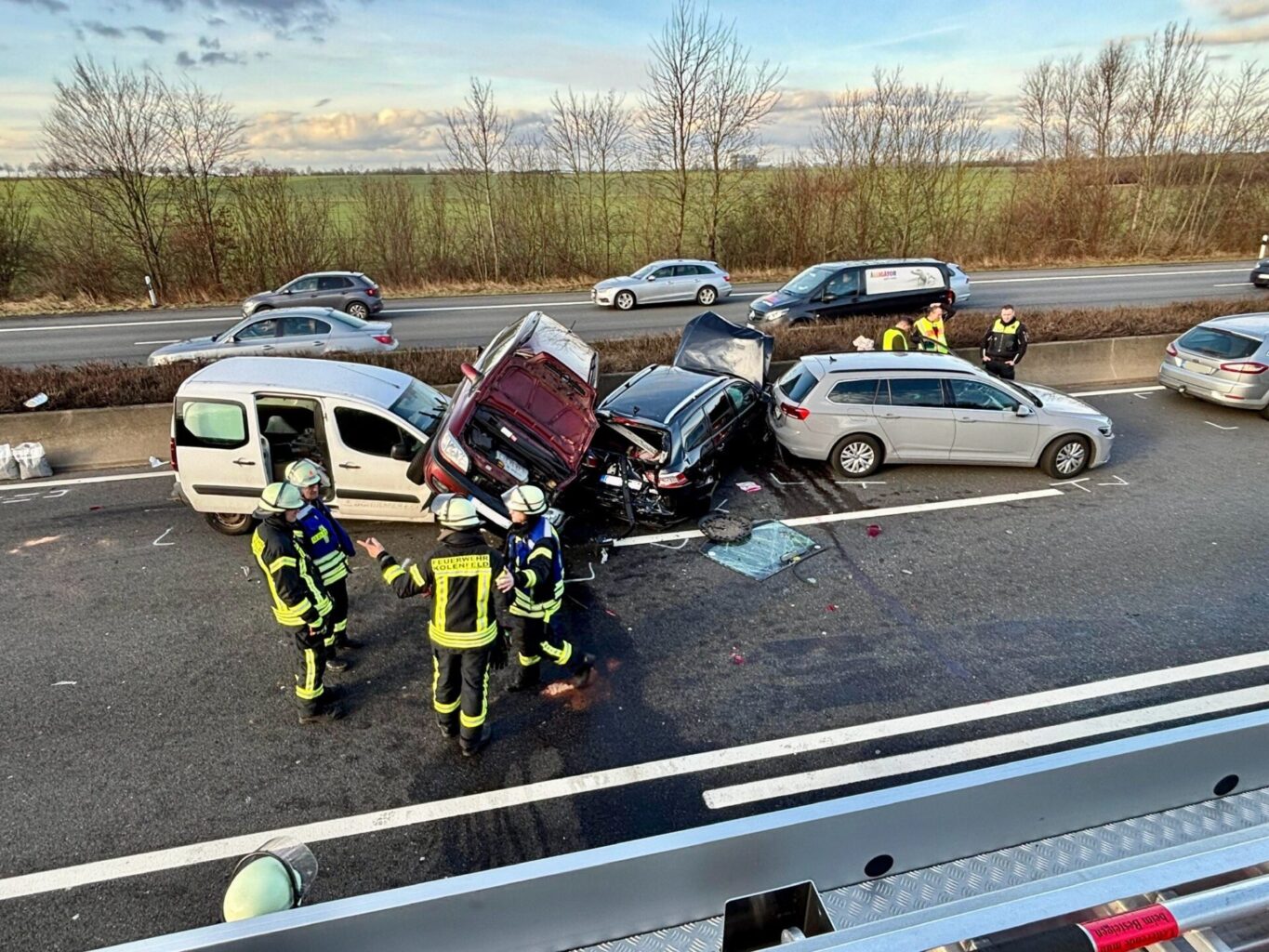 Verkehrsunfall-auf-der-A2-f-nf-Pkw-beteiligt-MANV-Alarmierung-ausgel-st