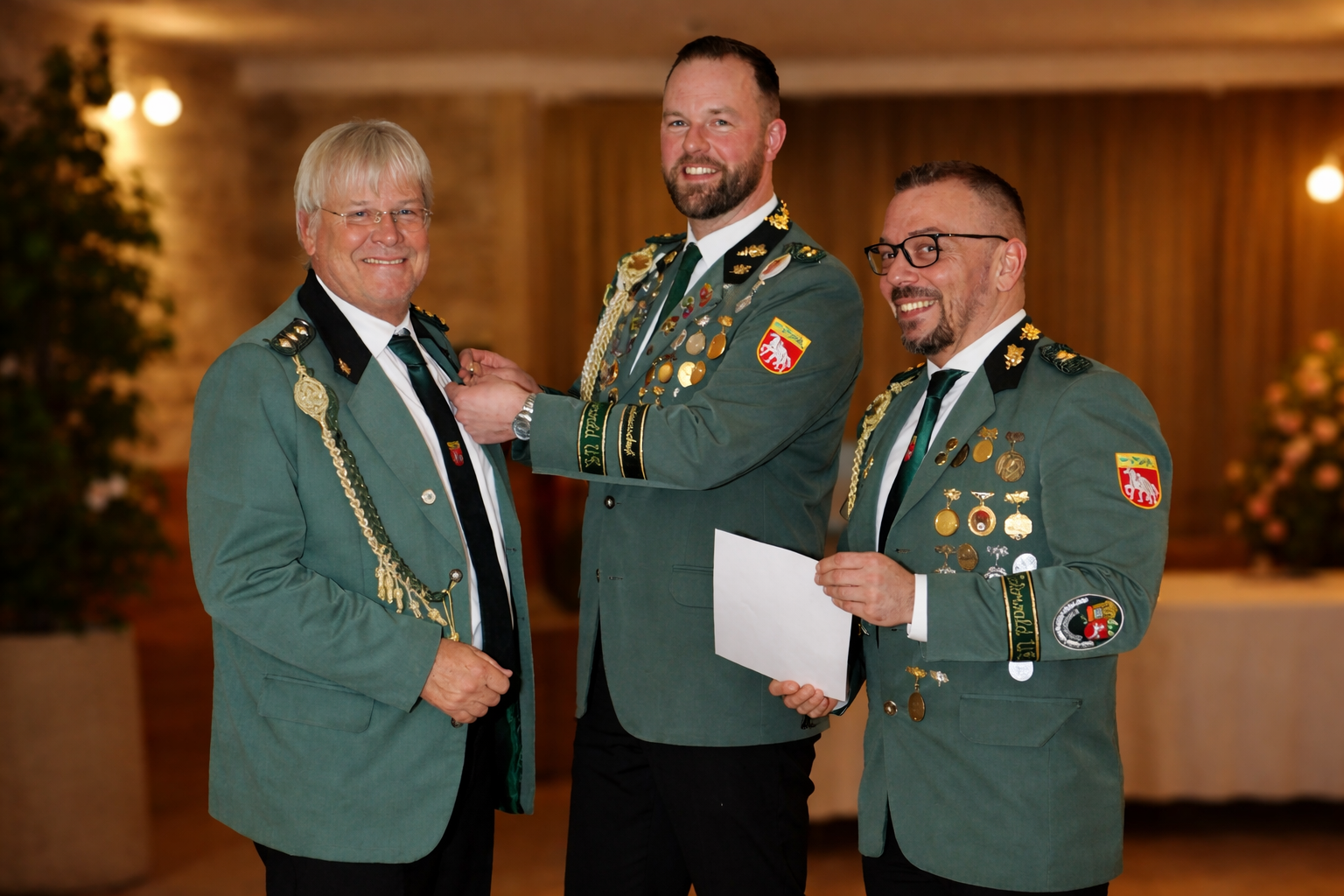 Silberne-Pr-sidentennadel-f-r-Bert-Freund-Ehrung-f-r-19-Jahre-Engagement-im-Sch-tzenwesen