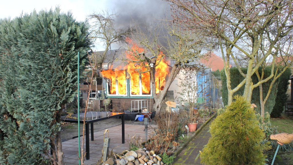 Gartenlaube-steht-in-Altgarbsen-in-Vollbrand-Asbest-Verdacht-sorgt-f-r-langen-Feuerwehreinsatz