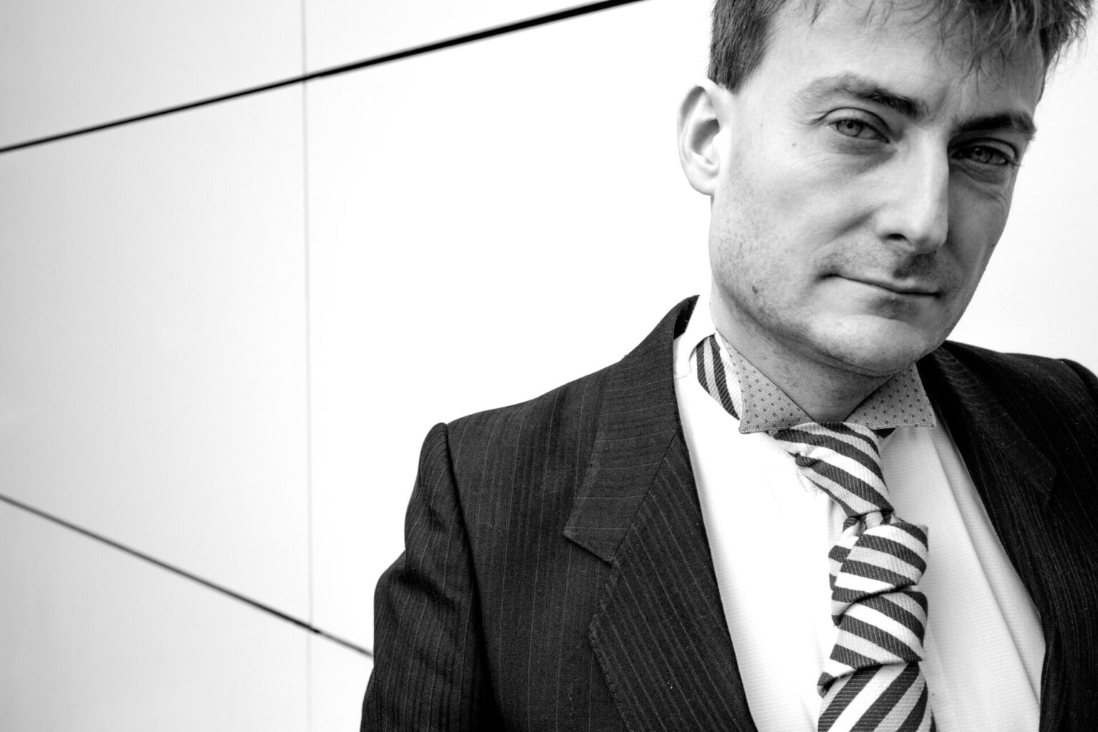 Dieser Mann bringt verwegene Harmonien auf die Bühne in Garbsen. Sebastian Krämer begeistert mit seinen Chansons und Humor