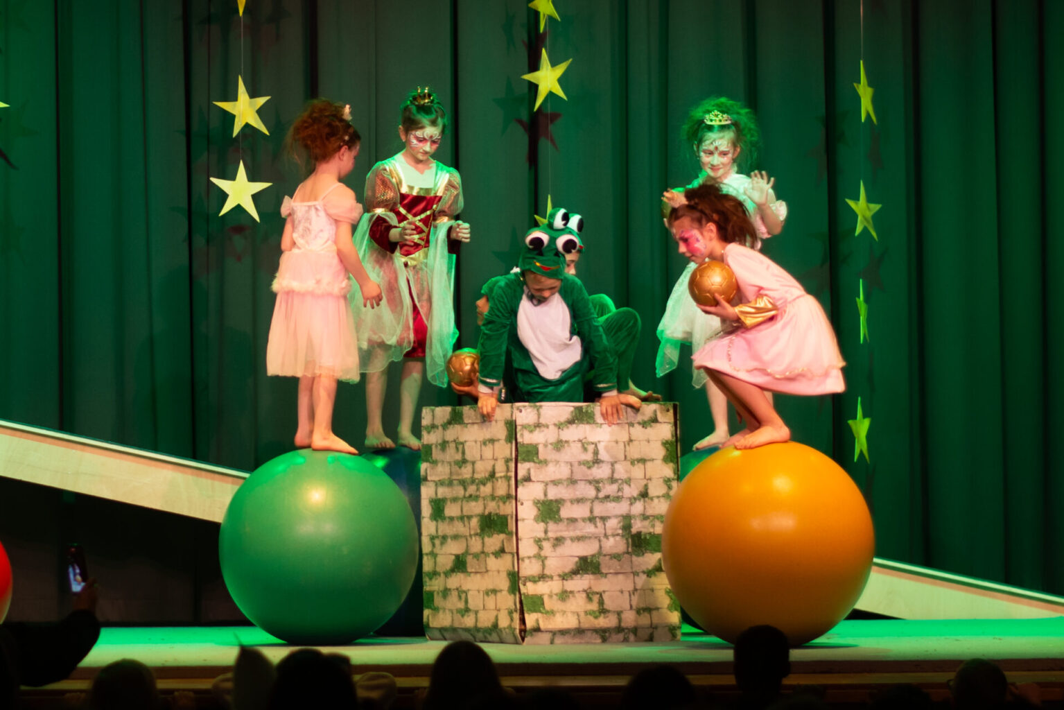 Pyjama-Gala: Filmnacht im Zirkus: Akrobatik, Jonglage, Ring, Strapaten und Einrad. Zwei Shows im Mai 2026