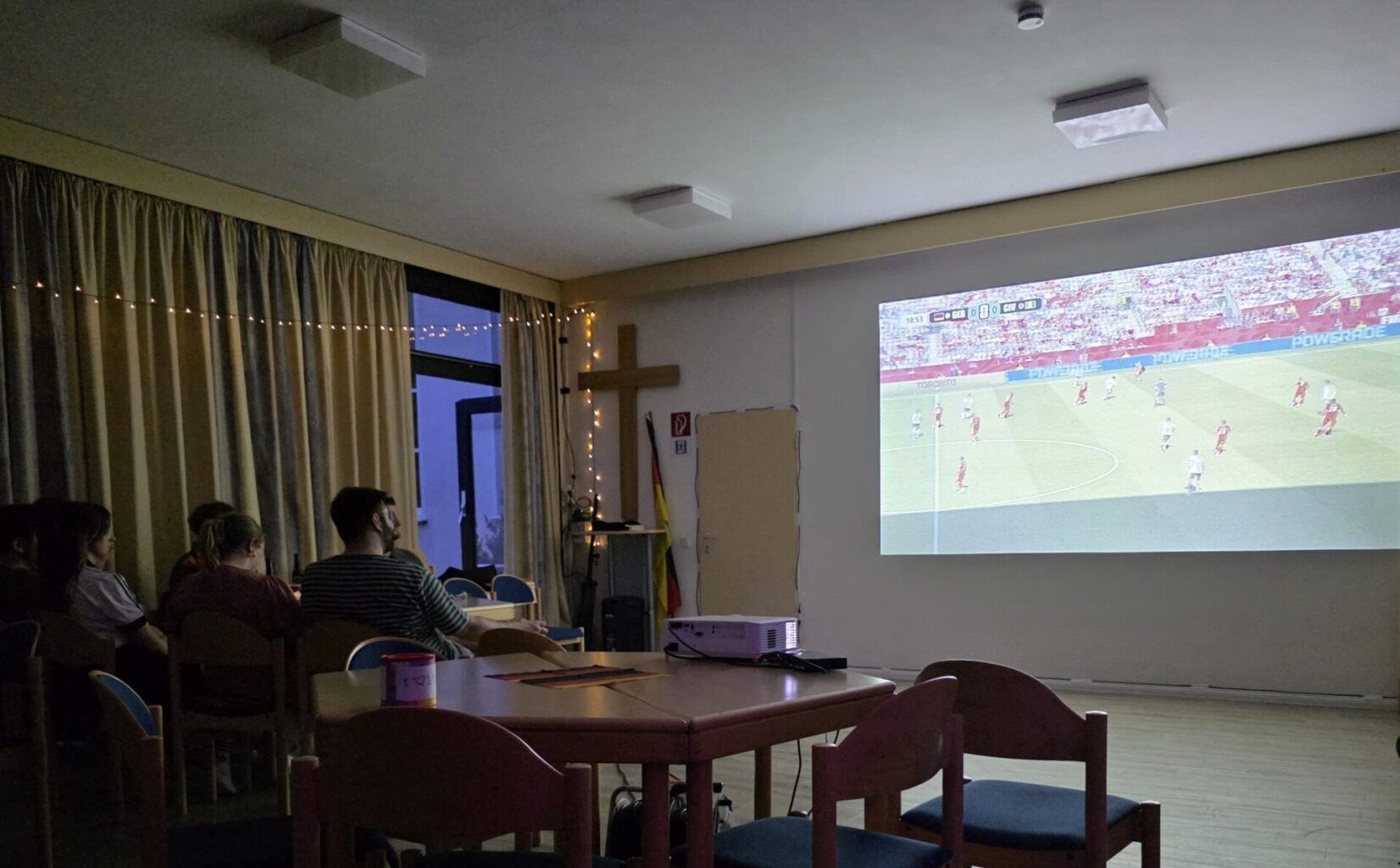 Deutschland gegen Ecuador im Gemeindezentrum Stephanus Berenbostel: Am 25. Juni läuft das WM-Gruppenspiel ab 21:30 Uhr auf Großbild