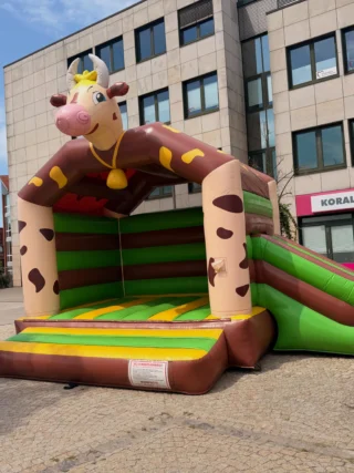 Das Sommerfest auf dem Rathausplatz ist offiziell eröffnet! Trampolin, Kinderkarussell, kulinarische Köstlichkeiten , Live-Musik und vieles mehr! Heute Abend spielen die Jedlags! Schaut vorbei! #garbsen #rathausplatz #sommerfest #garbsencitynews