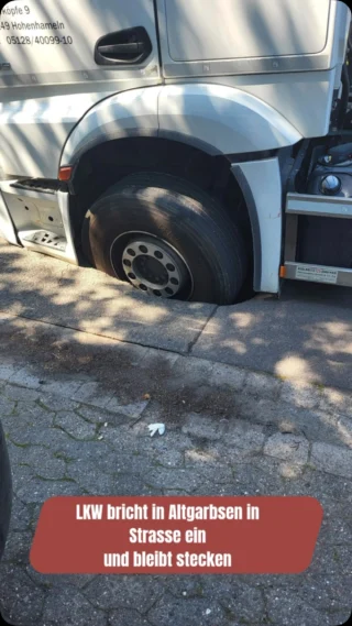 Ein ungewöhnlicher Vorfall hat am Freitag, 19. Juni, im Bereich des Pottbergswegs in Altgarbsen für Aufsehen gesorgt. Ein Lastwagen, der einen Container für die dortige Gartenkolonie anliefert hatte, sackte beim Verlassen der Straße plötzlich in den Untergrund ein. Mit Hilfe eines Abschleppunternehmens musste der LKW geborgen werden. #garbsen #altgarbsen  #garbsencitynews