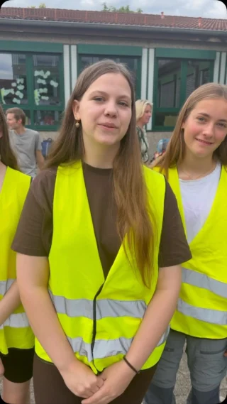 Unter dem Jubel hunderter Mitschülerinnen, Mitschüler und Lehrkräfte sind heute, am Freitag, vier Gruppen der IGS Garbsen in ein ganz besonderes Abenteuer gestartet. Beim Projekt „Herausforderung“ verlassen die Jugendlichen für acht Tage ihre gewohnte Umgebung, verzichten komplett auf ihre Handys und müssen mit einem Budget von lediglich 60 Euro auskommen. Was zunächst wie eine ungewöhnliche Klassenfahrt klingt, ist in Wirklichkeit ein außergewöhnliches Bildungsprojekt, das Mut, Selbstständigkeit und Teamgeist fördern soll. #igsgarbsen #abenteuer #schülerchallenge #garbsen #garbsencitynews