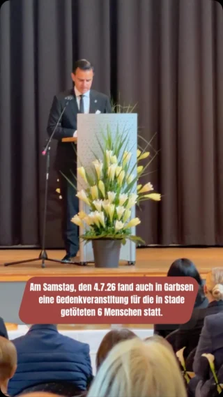 Mit einer würdevollen und bewegenden Gedenkfeier haben die Stadt Garbsen und die Region Hannover am Samstag, 4. Juli, der Opfer der schrecklichen Gewalttat von Stade gedacht. Im Forum des Johannes-Kepler-Gymnasiums am Planetenring kamen zahlreiche Gäste aus Politik, Verwaltung, Religionsgemeinschaften und der Stadtgesellschaft zusammen, um gemeinsam innezuhalten, zu trauern und ein Zeichen der Verbundenheit zu setzen. Auch Angehörige der Opfer waren bei der Veranstaltung anwesend. #gedenkfeier #stade #garbsen #garbsencitynews