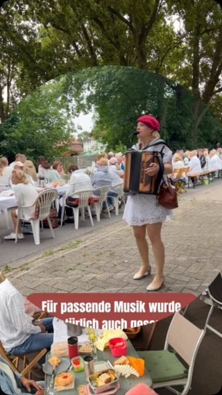 Rund 470 Menschen kamen am Samstag zur großen Frühstückstafel auf der Stöckener Straße und sorgten damit für einen beeindruckenden internen Rekord. Was der Förderverein Stelingen e.V. im Rahmen des 800-jährigen Dorfjubiläumsauf die Beine gestellt hatte, wurde zu einem Fest der Begegnung, des Austauschs und des Miteinanders. #Stelingen #frühstück #garbsen #garbsencitynews