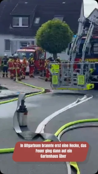 In Altgarbsen brannte heute am Nachmittag eine Hecke, die Flammen gingen auf ein Gartenhaus über, welches komplett abgebrannt ist. Die Feuerwehr hatte das Feuer schnell im Griff und konnte es löschen. Personen wurden nicht verletzt. #heckenbrand #gartenhaus #altgarbsen #garbsen #garbsencitynews